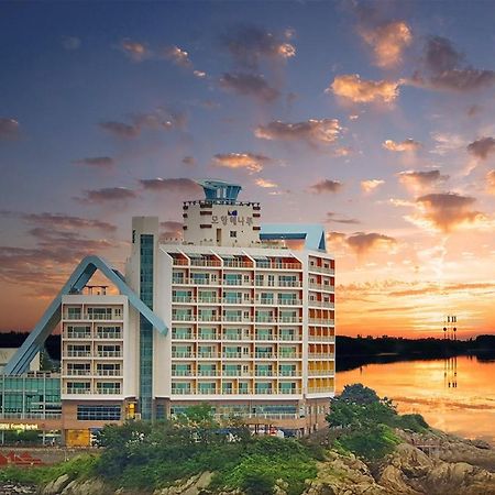 Mohang Haenaru Family Hotel Buan Bagian luar foto
