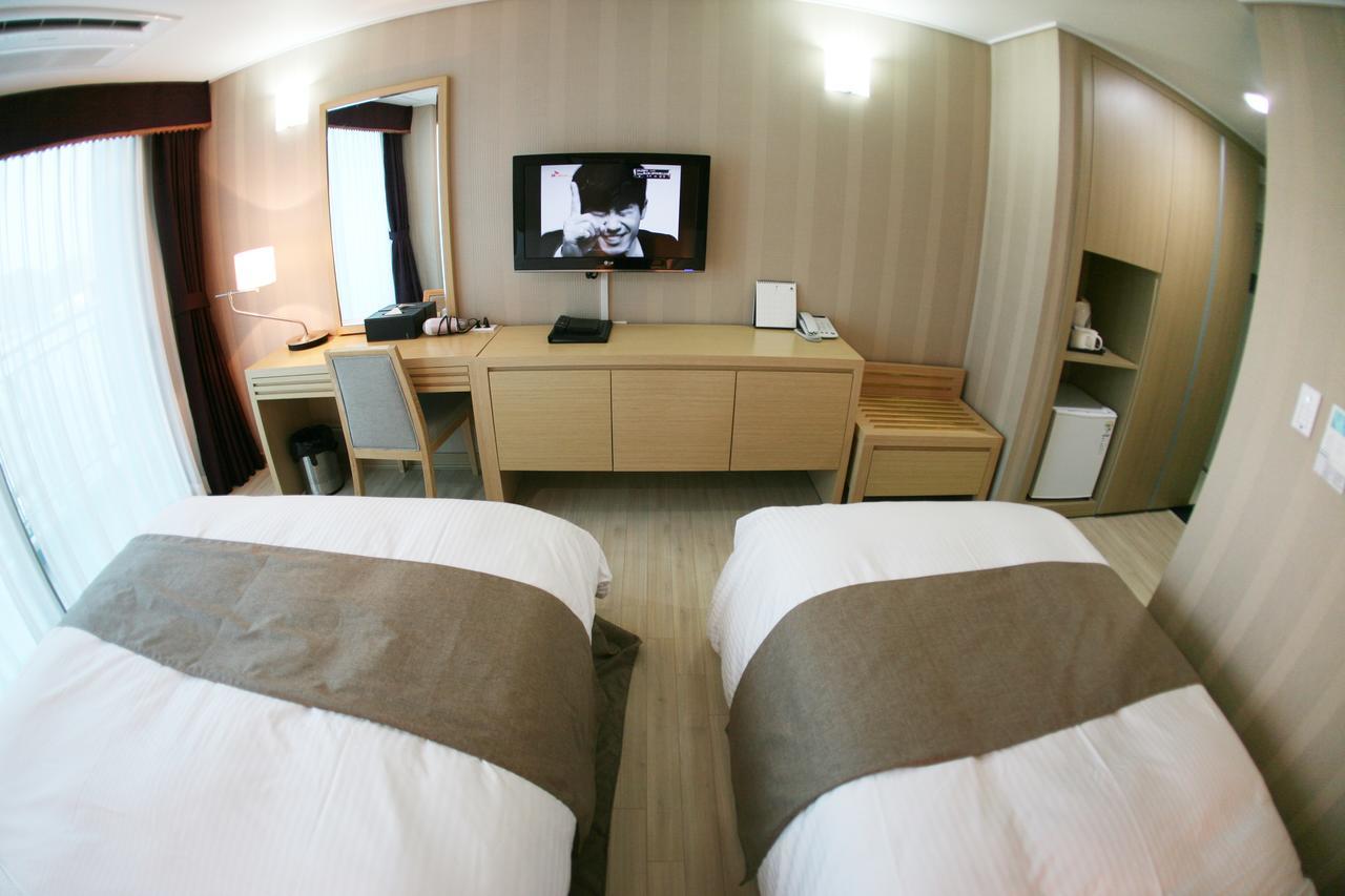 Mohang Haenaru Family Hotel Buan Bagian luar foto